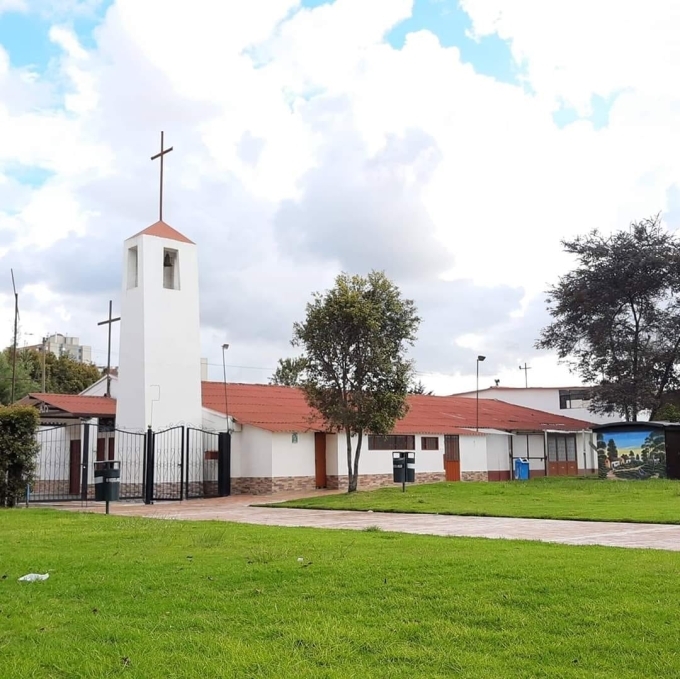 Templo parroquial vista desde un costado